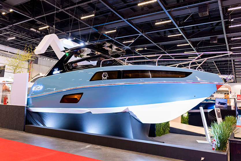 Azov 290C: novo lançamento da Azov Yachts combina sofisticação, esportividade e conforto